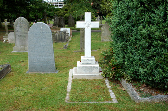 Lieutenant Barnett's grave in Cheltenham Cemetery