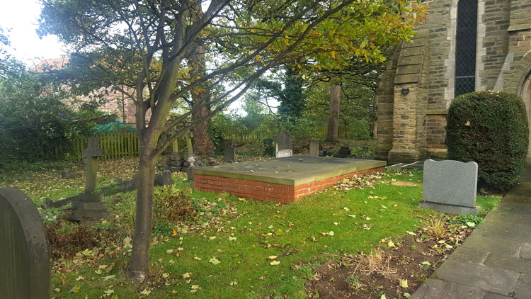 L/Cpl Colman's Headstone in Marfleet (St. Giles) Churchyard, - centre, distance.