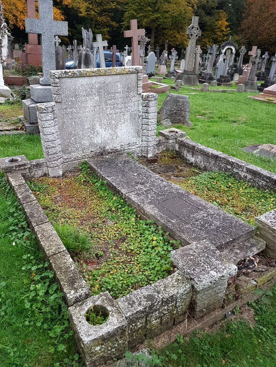 The Majolier Grave, Putney Vale Cemetery (1)