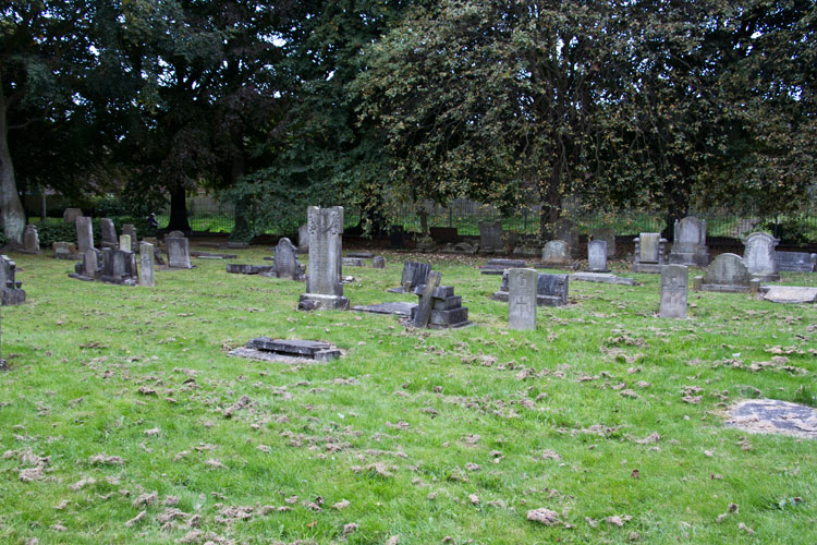 Headstones for Pte Bilham (Extreme Left) and Pte Magson (Extreme Right in Scarborough (Manor Road) Cemetery