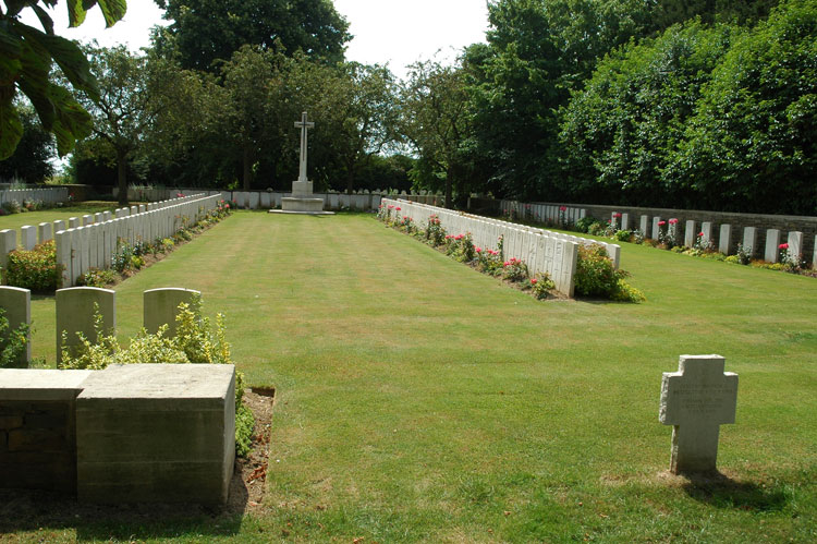 Cambrai East Military Cemetery (2)