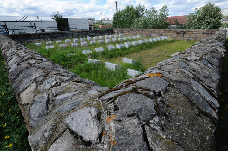 Murmansk New British Cemetery (1)