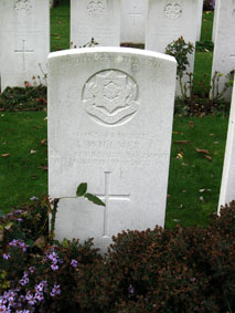 Private Leslie Willmer. 40153. 4th Battalion East Yorkshire Regiment, formerly 42744 the Yorkshire Regiment. Son of Frederick Funnell Willmer and Lillie Willmer, of Brighton. Killed 10 April 1918. Aged 19.