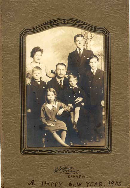 Sidney Young, centre, with Florence Catherine Lee (wife) and children (from oldest) Sidney Gordon, Charles Stanley, Florence Ivy, Thomas Edward , and George. 